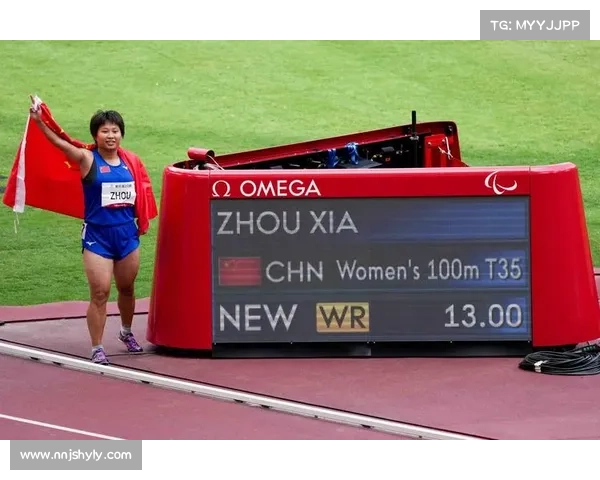 轮椅选手亮相大学生表演赛 通过改装投球架成功实现无臂击球突破